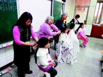 台湾19名小学女生捐长发供癌症患者制假发