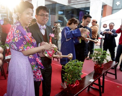 台北首场客家集体婚礼登场市长证婚新人共种桂花