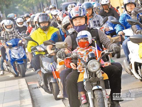 3千辆摩托车集结台湾大道机车族高呼“反禁摩”