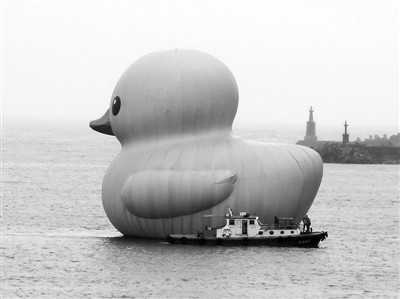 图：大黄鸭告别台湾基隆港