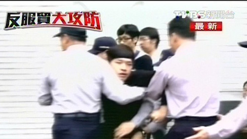 服贸协议再审台湾学生带头人呛声张庆忠被架离