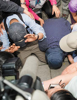 台北地铁砍人凶嫌父母下跪道歉遭民众包围嘶吼（图）