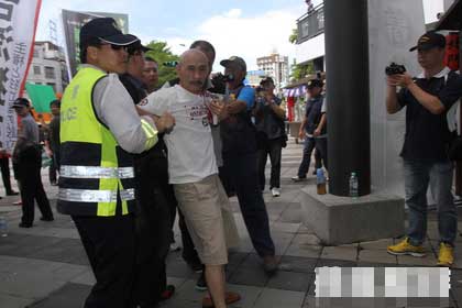 马英九参访嘉义市遭绿营支持者抗议堵截车队