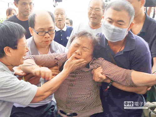 台湾复兴空难头七72岁老母爬进灵堂为子送终（图）