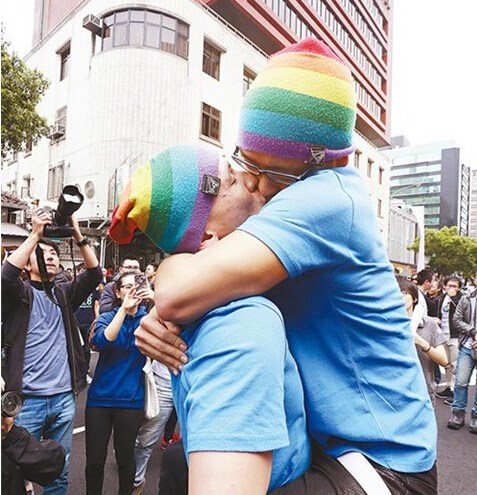 台湾28对同性恋者欲结婚迎七夕：“我们有权利”