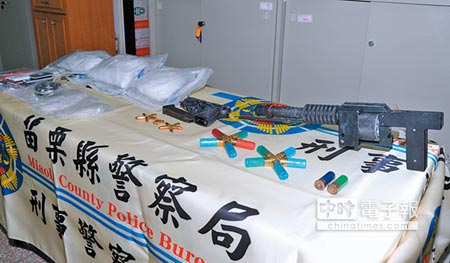 台湾男子私藏枪支毒品被捕地下藏毒地上自住（图）