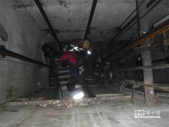 妇人坠入8米深电梯井受轻伤民众直呼命大（图）