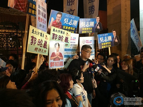 开保时捷出夜摊图片