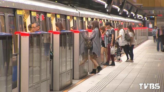 台北捷运女乘客跳轨后自行回月台离开运营恢复