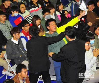 马英九参加大学校庆学生欲冲上舞台“陈情”被抬离
