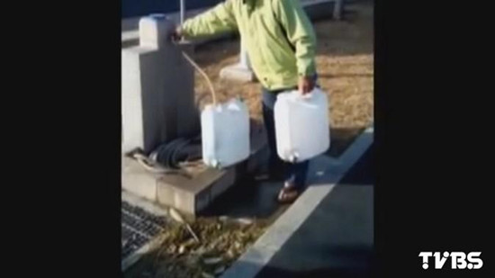 老翁提两大空桶上公园接水用警方称涉嫌道盗窃
