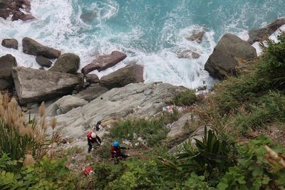 山海美景被游客嫌弃台湾义工冒险攀岩捡垃圾（图）