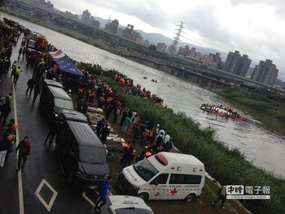 复兴客机坠河:台北消防局将出动吊车把机身拉