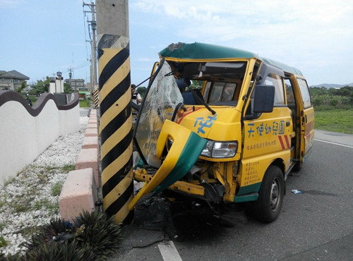 台湾一幼儿园车发生自撞车祸9人受伤（图）