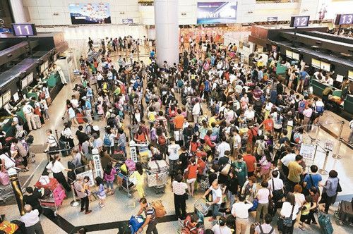 台风过境桃园机场航班大乱逾12万旅客行程受阻
