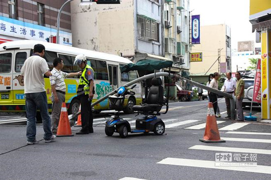 台湾一路灯杆被扯倒砸中79岁坐轮椅老妇（图）