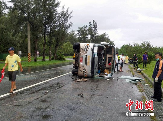 大陆游客在台湾遭遇车祸1人死亡13人受伤