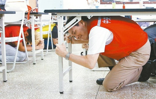 马英九到大学进行地震避难演练警报响立刻躲桌下