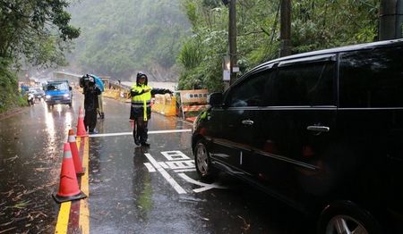 台风“杜鹃”登陆台湾致1死24伤7000人紧急撤离