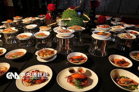 台南一酒店推出108道螃蟹料理让人食指大动 图 中国新闻网