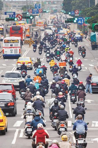台湾PM2.5爆表惹议 台北禁行二冲程摩托车(图