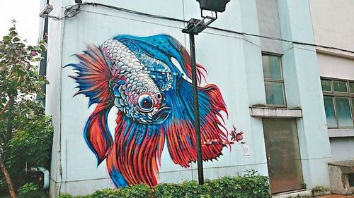柯文哲推崇“城市美学”艺术家让“斗鱼”跃上墙