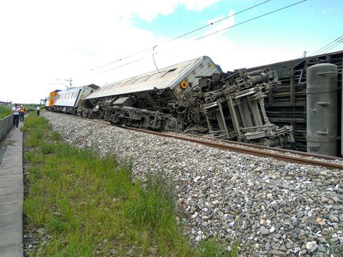 火车出轨致两名大陆旅客受伤台铁官员鞠躬道歉