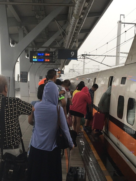 台风袭台:高铁8日白天停驶 多趟航班延误或取