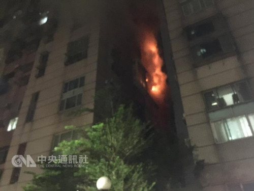 台湾一小区暗夜火警致1死7伤起火原因待调查（图）