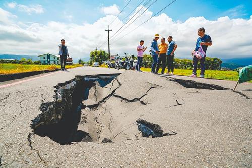 台湾宜兰现1.5米深天坑疑塌陷后回填不实（图）