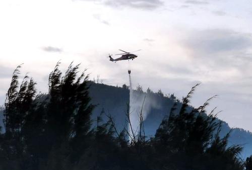 台湾绿岛森林大火烧毁28公顷直升机紧急吊水袋救援