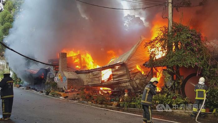 台湾一景观餐厅突发火警消防员19小时接力扑灭