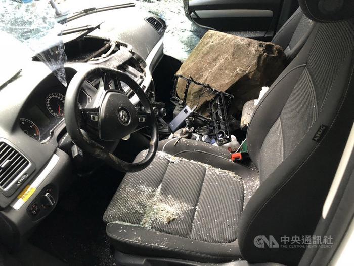 台湾花莲山区发生落石砸车意外2名游客受伤送医