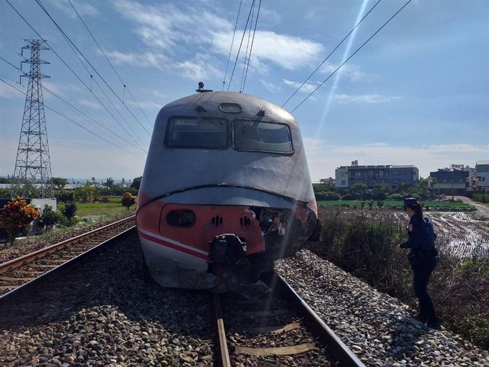 台铁自强号出轨幸无人伤亡紧急接驳约500名乘客