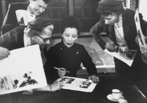 组图:揭秘宋美龄在蒋介石的棺材里放了哪些书
