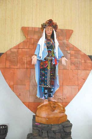 图:圣母玛利亚穿上排湾人传统服装