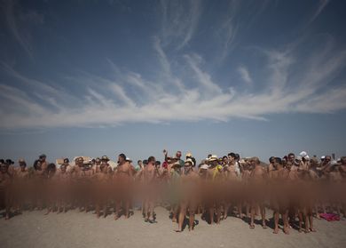 729人西班牙参加裸泳大会 打破吉尼斯纪录(图