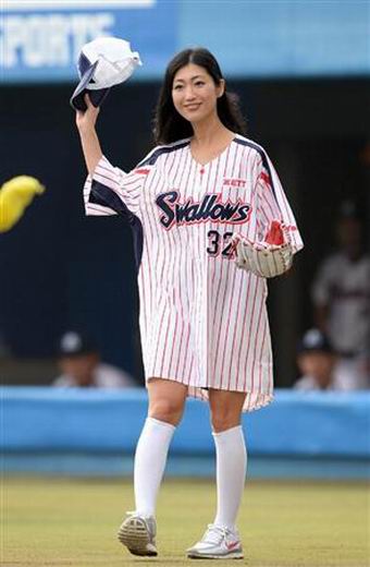 日本性感女星为棒球队开球 上演惊艳变装秀(图