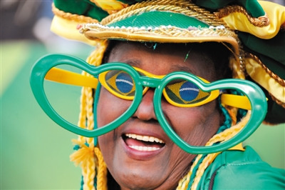 换个方式看世界杯 球迷佩戴搞笑大眼镜(图)