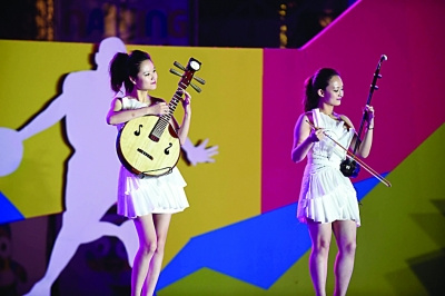青奥村刮起 中国风 民族乐器让外国人开眼(图)