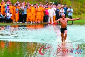少林武僧展示水上漂轻功 “漂”出118米(图)