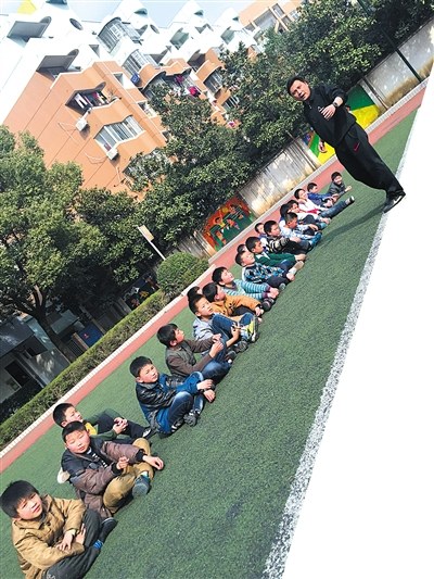 武汉一小学足球队每天训练3小时 队员吃住在学校