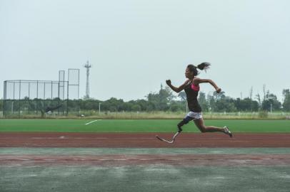 独腿女大学生炼成“刀锋战士”为比赛抛掉高跟鞋