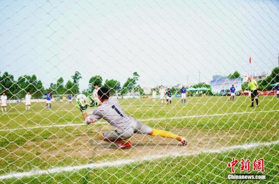 广东少年足球赛现假球 十岁孩子狂射自己球门