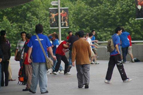 河南球迷上海被打队旗遭侮辱 建业提出强烈抗