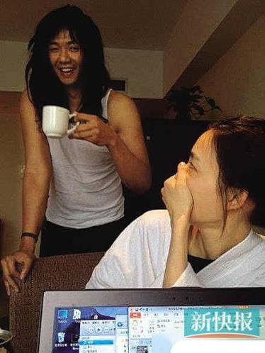 黑人戴假发套吓老婆范玮琪一脸惊恐令人捧腹(图)