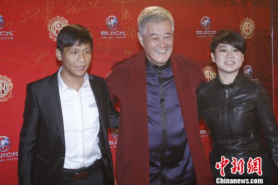 张嘉译李小璐获华鼎视帝后图片