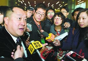 广州市政协十二届二次会议开幕前，委员曾志伟接受媒体采访。记者庄小龙摄