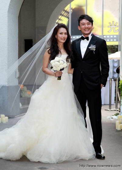 张震（右）与爱妻庄雯如举行婚宴。（图片来源：台湾今日新闻网）