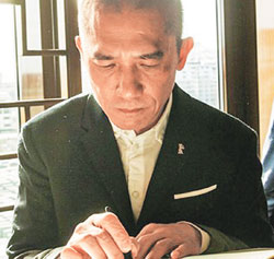 梁朝伟认真做笔记网友：从眉间到指尖全是戏（图）